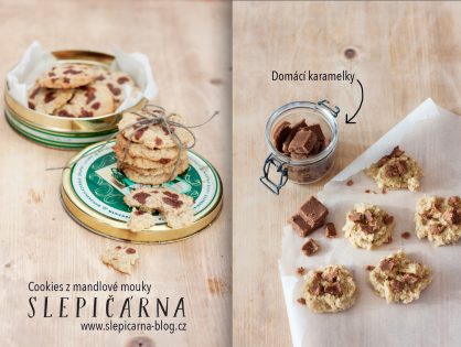 Sušenky na způsob cookies z mandlové mouky a domácími karamelkami